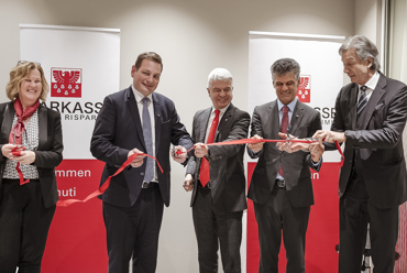 Inaugurata la rinnovata filiale Cassa di Risparmio a Lana