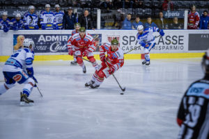 Più giocatori di hockey sul ghiaccio con in mano una mazza da hockey