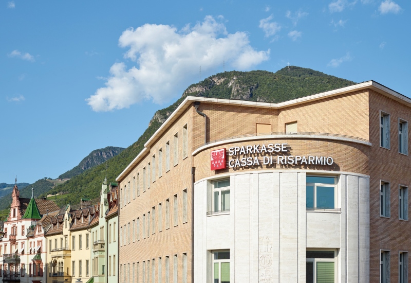 L’Assemblea Ordinaria dei Soci della Cassa di Risparmio di Bolzano convocata in data 7 aprile 2020 viene rinviata al giorn...